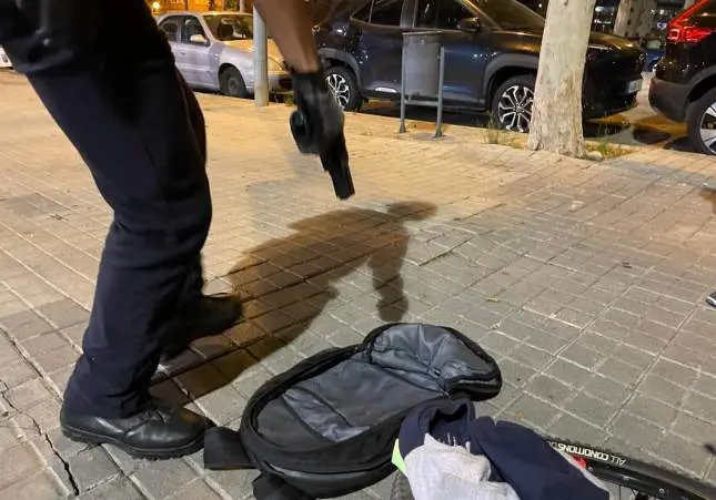 Susto de los gordos: un ciclista saca una pistola y amenaza a vecinos en una calle