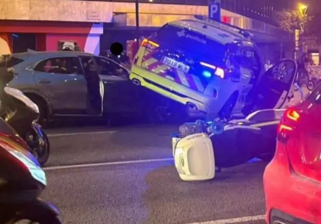 VIDEO. Espectacular persecución: roba un coche y acaba empotrado con una patrulla