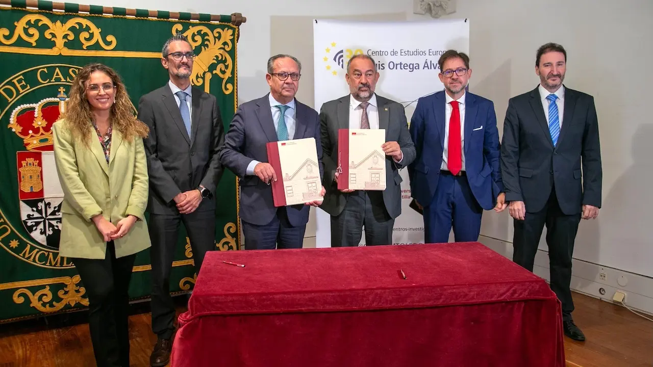 El consejero de Hacienda, Administraciones Públicas y Transformación Digital, Juan Alfonso Ruiz Molina, ha firmado el convenio de la nueva Cátedra de Ciberseguridad con el rector de la Universidad de Castilla-La Mancha (UCLM), Julián Garde
