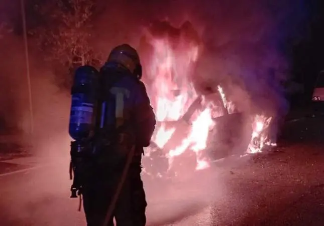 La disputa entre vecinos incendia las calles: los coches del barrio calcinados