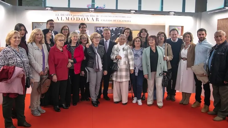 El presidente de Castilla-La Mancha, Emiliano García-Page, ha asistido en Calzada de Calatrava (Ciudad Real), al estreno de la película ´La habitación de al lado´, de Pedro Almodóvar