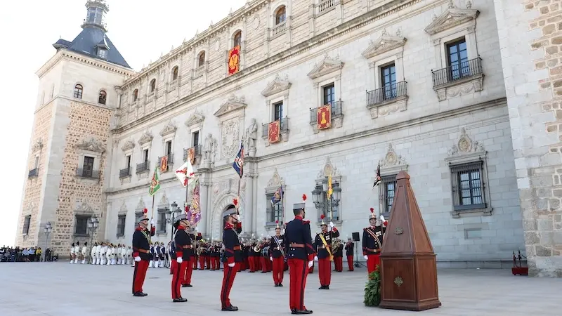 El regimiento Inmemorial del Rey hace el cambio de guardia en el Alcázar de Toledo
