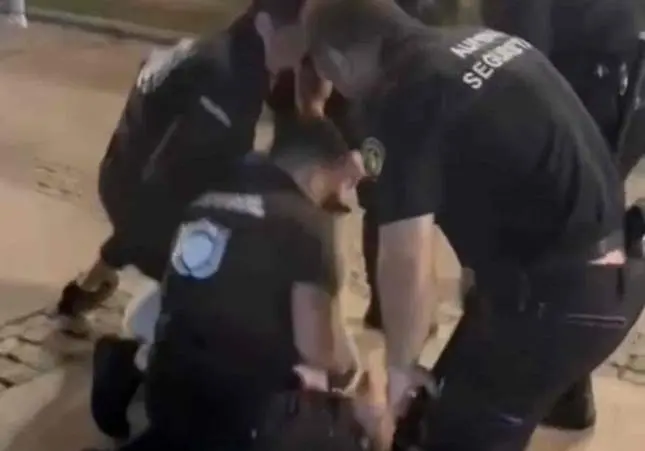 VIDEO. Brutal paliza de porteros a dos chicos indefensos tras haberlos echado
