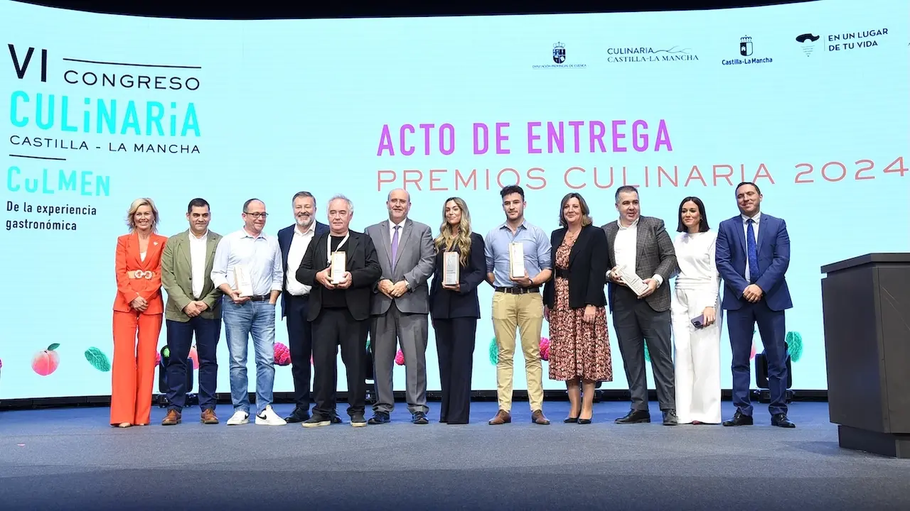 El vicepresidente primero del Ejecutivo autonómico, José Luis Martínez Guijarro, y la consejera de Economía, Empresas y Empleo, Patricia Franco, han entregado los premios ‘Culinaria’, en el marco del VI Congreso Culinaria que se celebra en el teatro auditorio José Luis Perales de Cuenca