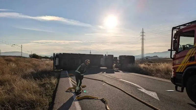 El vuelco de un camión que transporta combustible corta la N-420 en Puertollano (Ciudad Real)