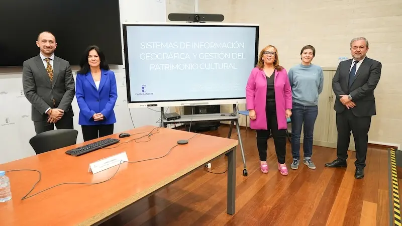 La viceconsejera de Cultura y Deportes, Carmen Teresa Olmedo y el secretario general de la Consejería de Fomento, Daniel Corredor, asisten a la presentación de la inclusión en el portal de mapas del inventario cultural de la región