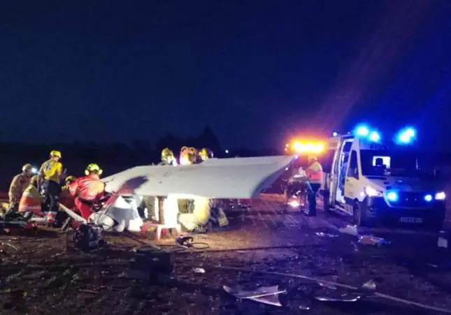 Dos heridos graves al estrellarse una avioneta en un campo junto al aeródromo