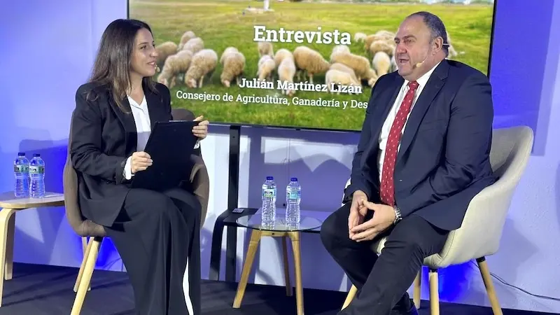 El consejero de Agricultura, Ganadería y Desarrollo Rural de Castilla-La Mancha, Julián Martínez Lizán, durante su participación en el foro ‘Conversa Ganadería: Investigación y futuro en Castilla-La Mancha’, organizada por la Cadena SER en Valdepeñas (Ciudad Real)