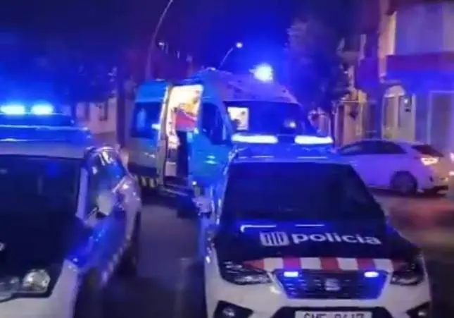 VIDEO. Pánico por un joven con una catana que ha herido a dos vecinos en la cabeza, reyerta, policía, cadáver, ambulancia, violencia, pelea