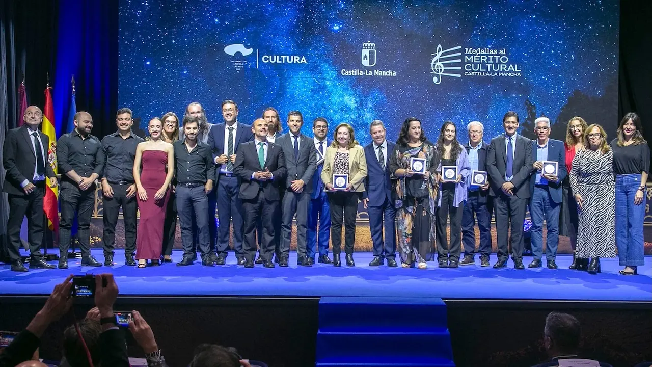 El presidente de Castilla-La Mancha, Emiliano García-Page, ha presidido en el Teatro Cervantes de Campo de Criptana (Ciudad Real), el acto de entrega de Medallas al Mérito Cultural 2023