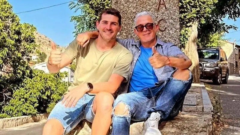 En la imagen de archivo Iker Casillas junto al cantante Alejandro Sanz