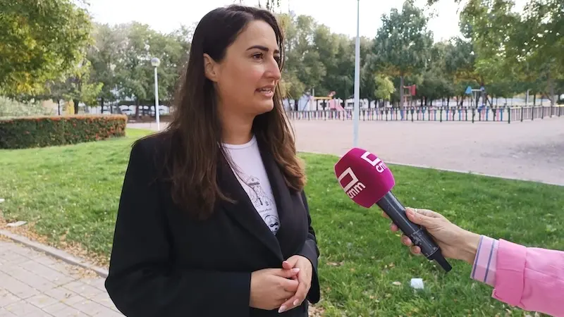 La diputada nacional del PSOE, Cristina López Zamora, atendiendo a los medios este sábado en Ciudad Real
