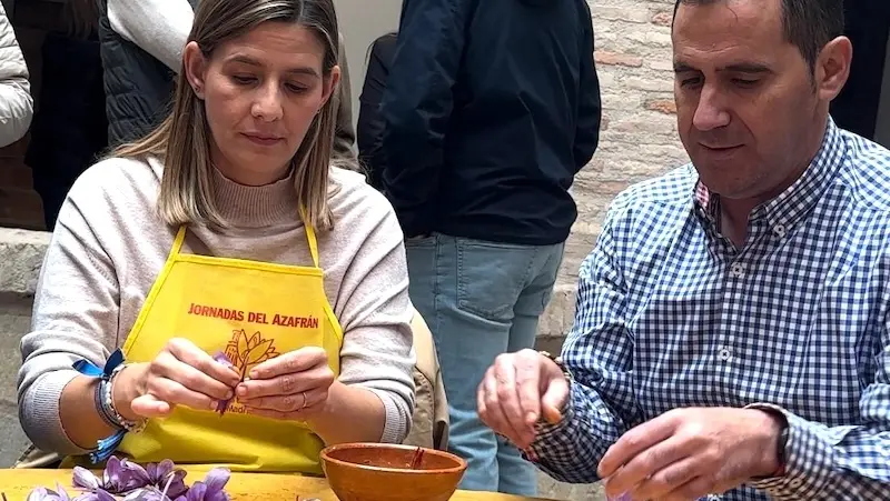 La secretaria general del PP de Castilla-La Mancha, Carolina Agudo, durante la visita que ha realizado a las XVIII Jornadas del Azafrán de Madridejos (Toledo)