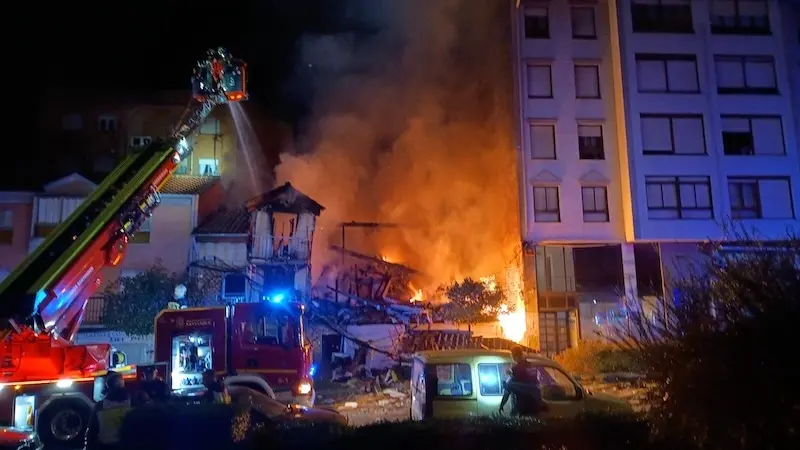 Tres muertos y 10 heridos por la explosión, incendio y derrumbe de un edificio