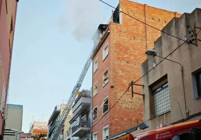 Rescate in extremis de dos vecinos colgando de una terraza escampando de un incendio