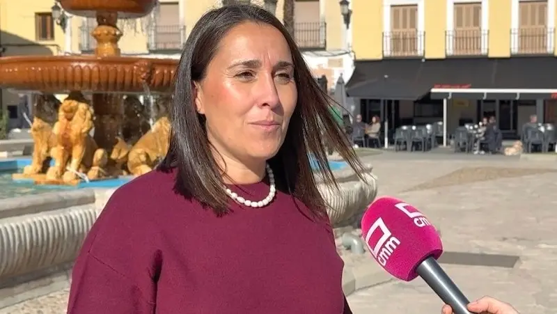 La portavoz regional del PP de Castilla-La Mancha, Alejandra Hernández, atendiendo a los medios de comunicación este domingo