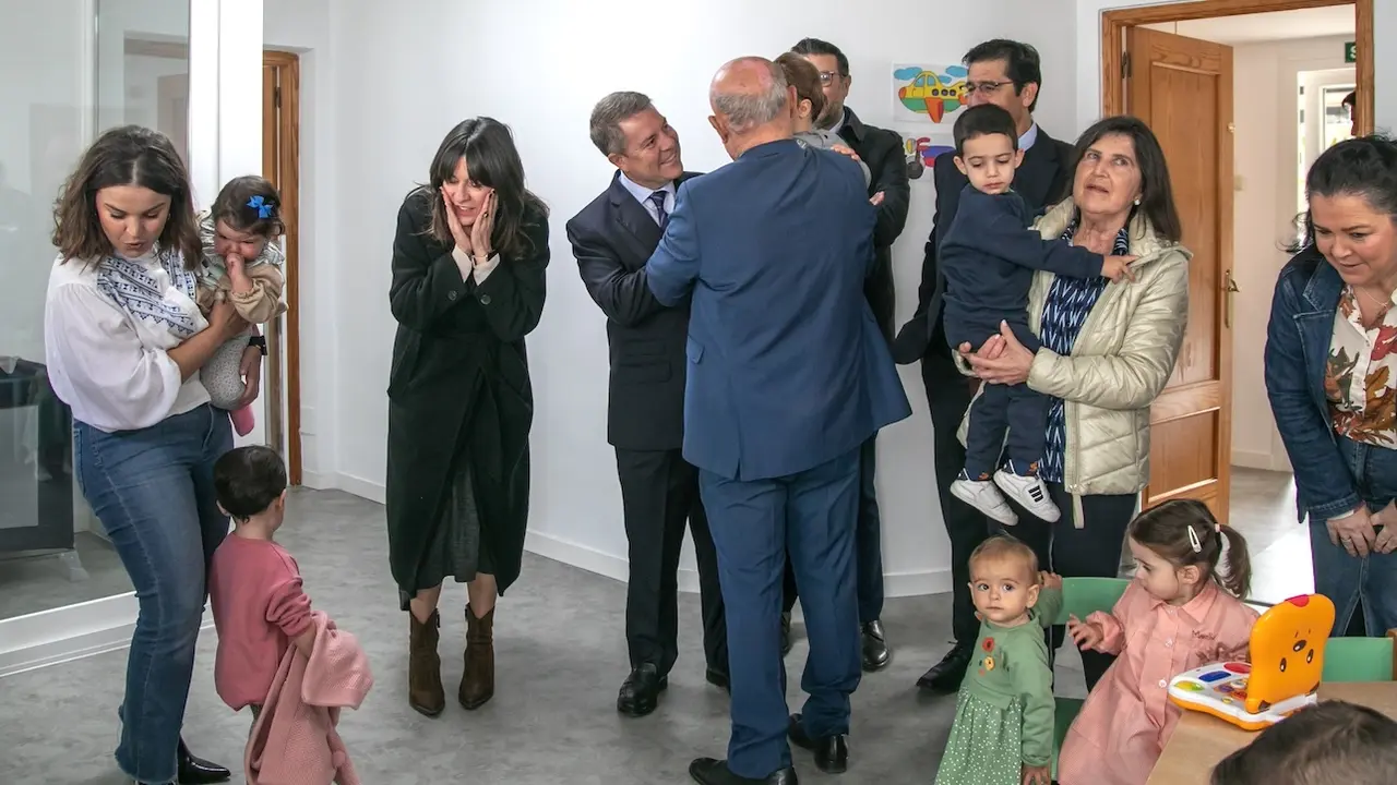 El presidente de Castilla-La Mancha, Emiliano García-Page, ha inaugurado, en Aldea del Rey (Ciudad Real), la ampliación de la Escuela Infantil ‘El Parque’