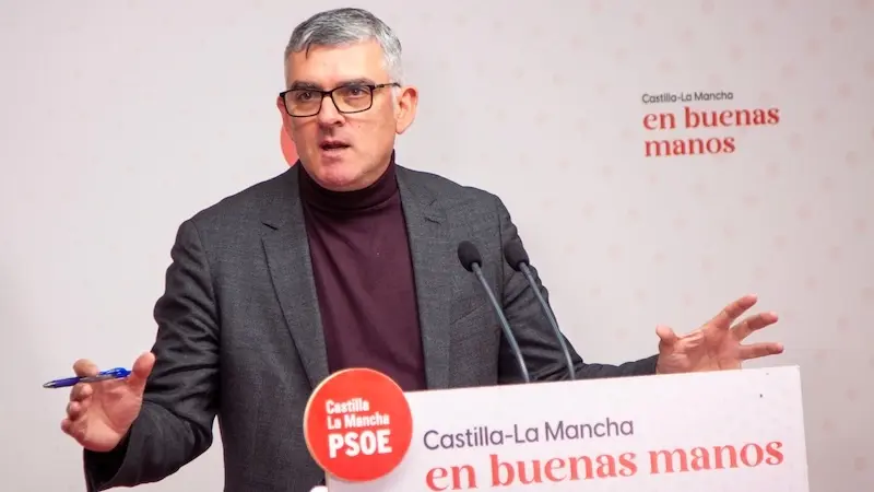 El presidente del PSOE en las Cortes de Castilla-La Mancha, Ángel Tomás Godoy, durante la rueda de prensa que ha ofrecido en la sede de los socialistas en Toledo