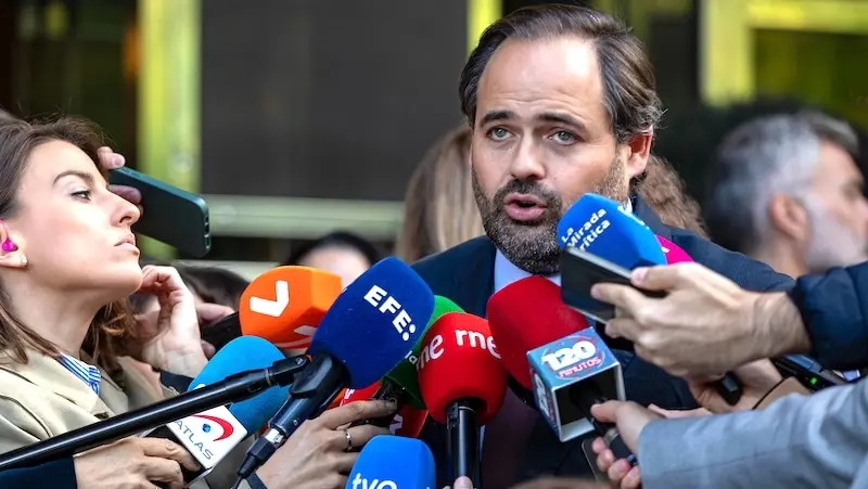 El presidente del PP de Castilla-La Mancha, Paco Núñez, atendiendo a los medios de comunicación este lunes en Madrid