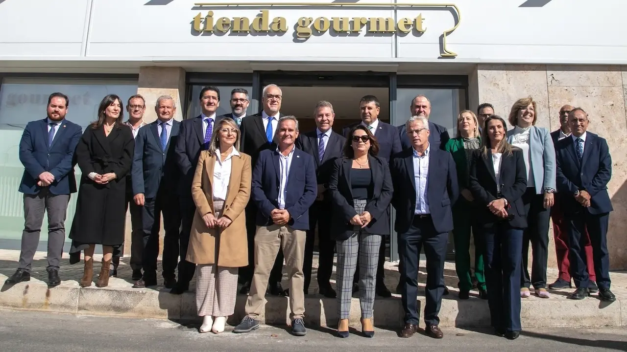El presidente de Castilla-La Mancha, Emiliano García-Page, ha visitado en Manzanares (Ciudad Real) la Cooperativa Jesús del Perdón-Bodegas Yuntero