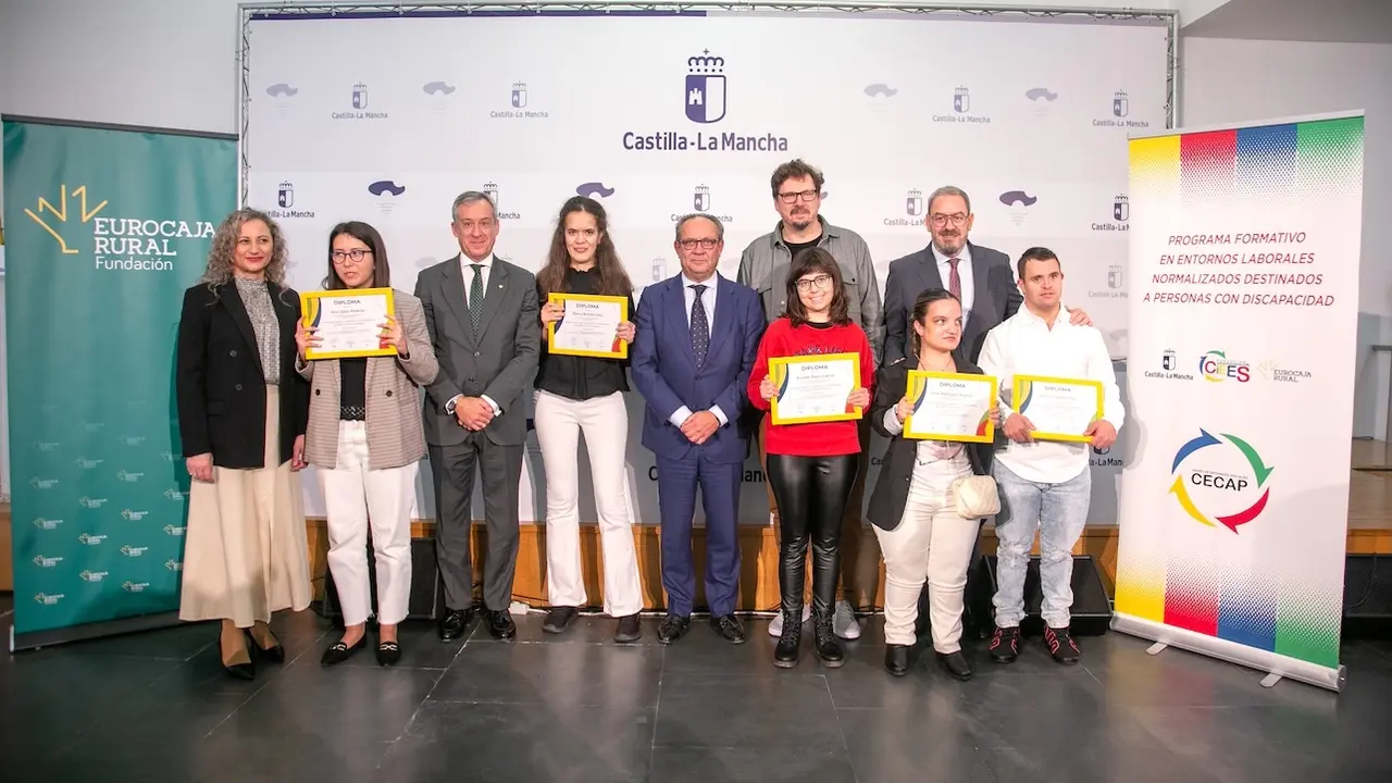 El consejero de Hacienda, Administraciones Públicas y Transformación Digital, Juan Alfonso Ruiz Molina, ha entregado los diplomas del curso de ‘Digitalización y gestión documental’ al alumnado de CECAP que han superado esta actividad formativa