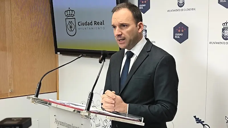El portavoz del equipo de Gobierno del Ayuntamiento de Ciudad Real, Guillermo Arroyo, durante la rueda de prensa que ha ofrecido