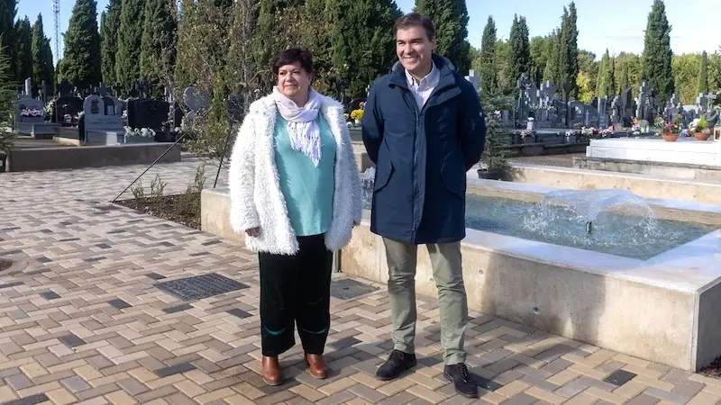 El concejal de Servicios Municipales de Guadalajara, David García, y la concejal de Empleo, Begoña García, en el cementerio municipal