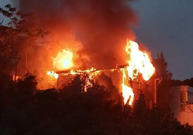Incendio en una casa de madera por el impacto de un rayo: saltaban para escapar