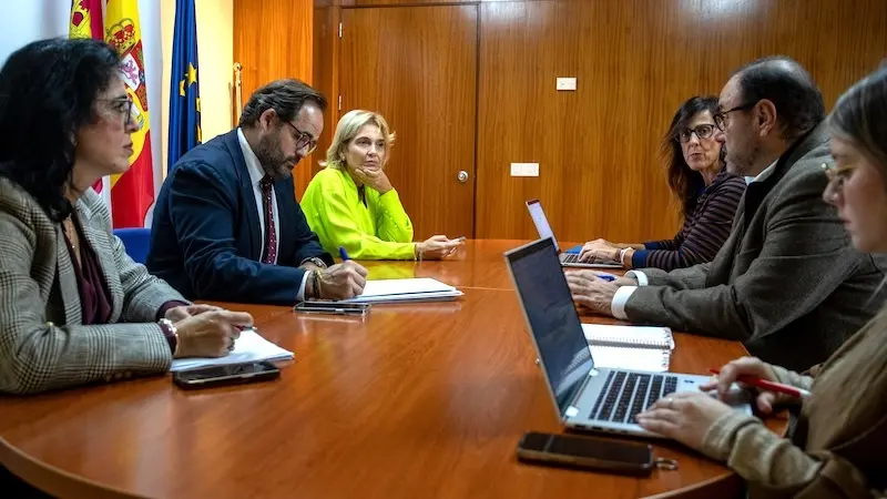 El presidente del PP de Castilla-La Mancha, Paco Núñez, durante la reunión que ha mantenido con concejalas de Igualdad de las capitales de provincia de la región