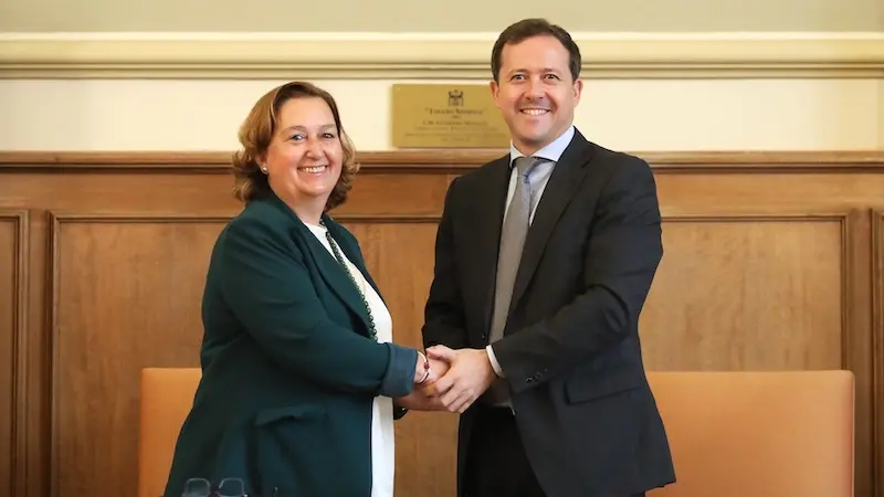 La presidenta de la Diputación de Toledo, Concepción Cedillo, ha firmado el convenio con el alcalde de Toledo, Carlos Velázquez, para ejecutar el proyecto 'Toledo emerge'