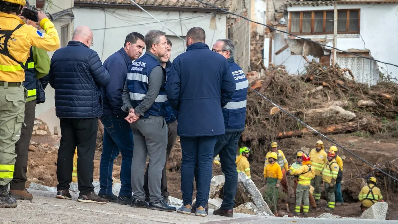 El presidente de Castilla-La Mancha, Emiliano García-Page, ha visitado, en Letur (Albacete), la zona devastada tras el paso de la DANA