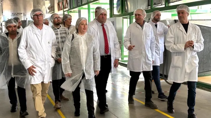 El consejero de Agricultura, Ganadería y Desarrollo Rural, Julián Martínez Lizán, durante la visita que ha realizado a la Cooperativa del Campo en Villacañas (Toledo)