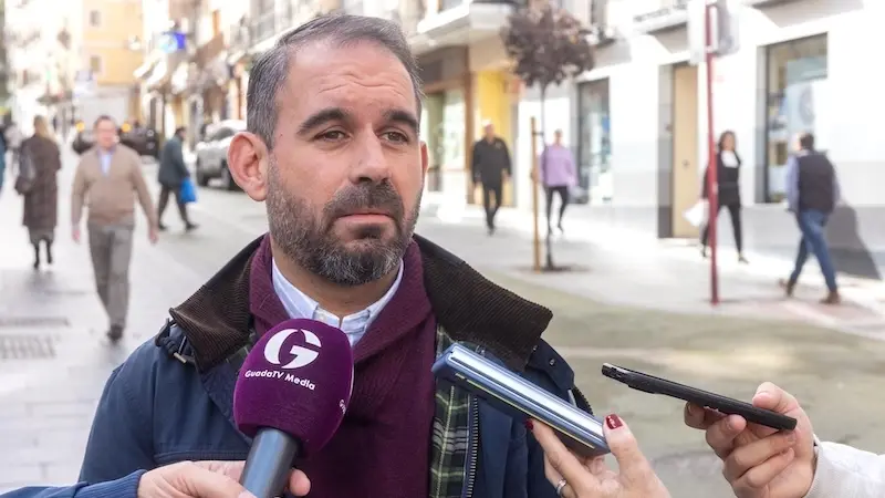 El concejal de Infraestructuras del Ayuntamiento de Guadalajara, Santiago López, atendiendo a los medios