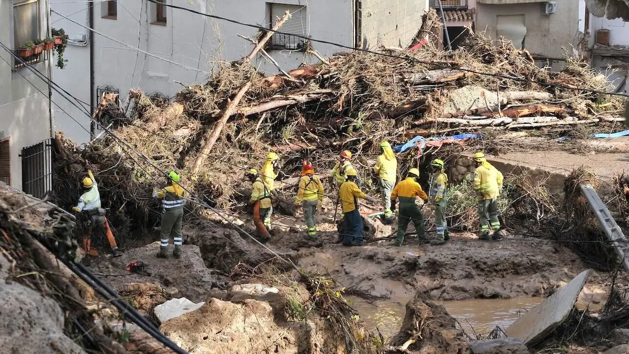 Servicios de emergencia trabajan en el punto más afectado por las inundaciones en Letur (Albacete) - EFE/ Manu