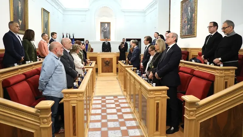 El pleno del Ayuntamiento de Toledo se ha iniciado este jueves con un minuto de silencio en señal de duelo ante el estremecedor balance de pérdida de vidas humanas por el temporal de la DANA