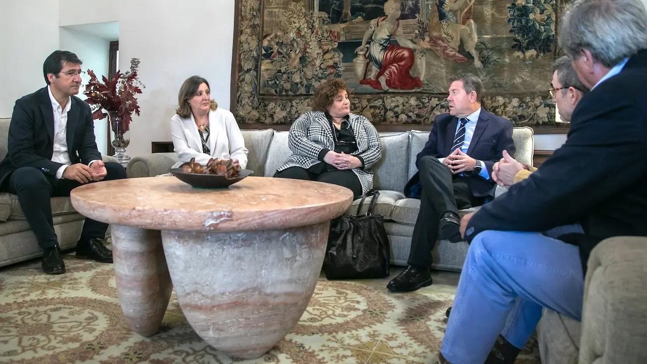 El presidente de Castilla-La Mancha, Emiliano García-Page, se ha reunido con los representantes de los sindicatos y la patronal regional para abordar conjuntamente la reconstrucción social y económica de las zonas afectadas por la DANA en Castilla-La Mancha