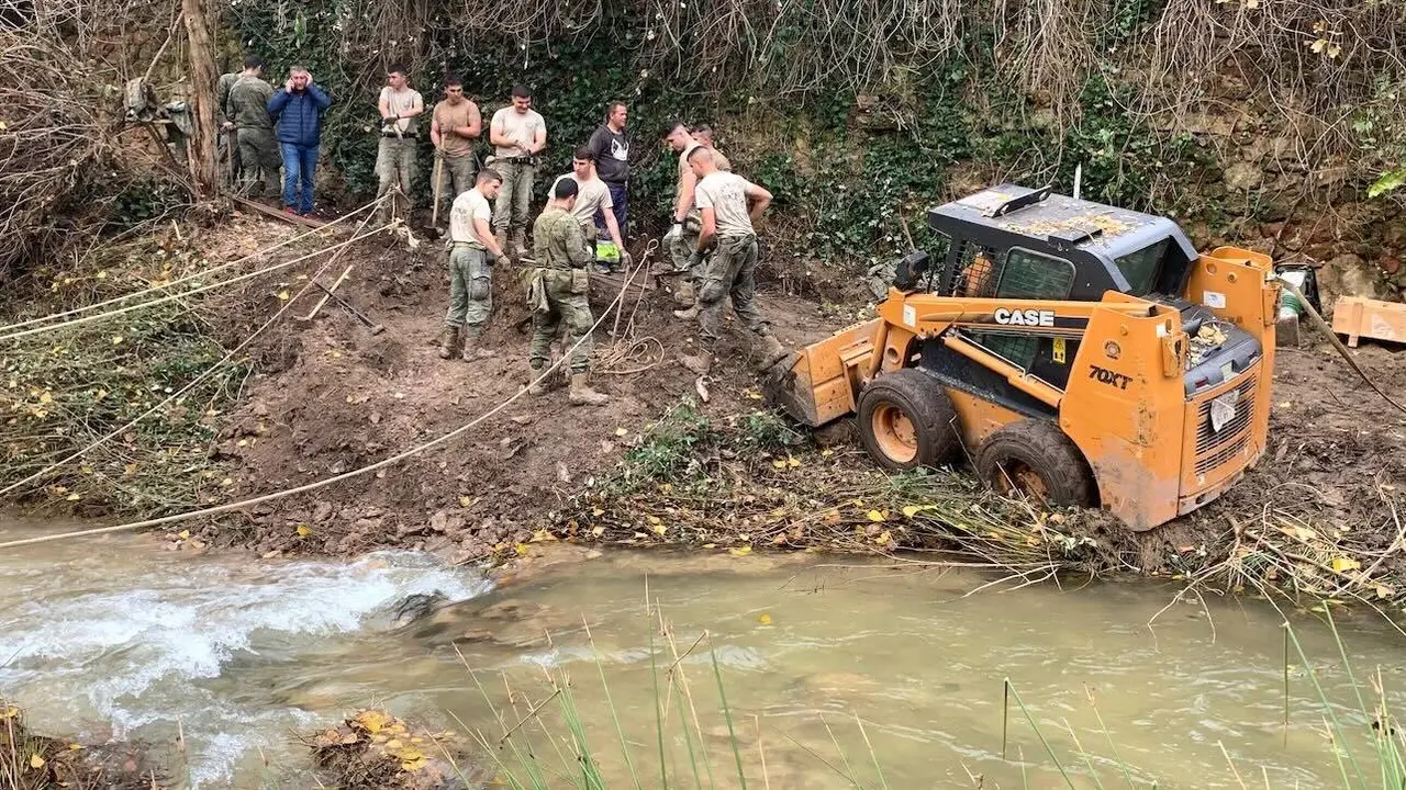 El ejército construye una pasarela peatonal en Landete (Cuenca) tras el corte del puente