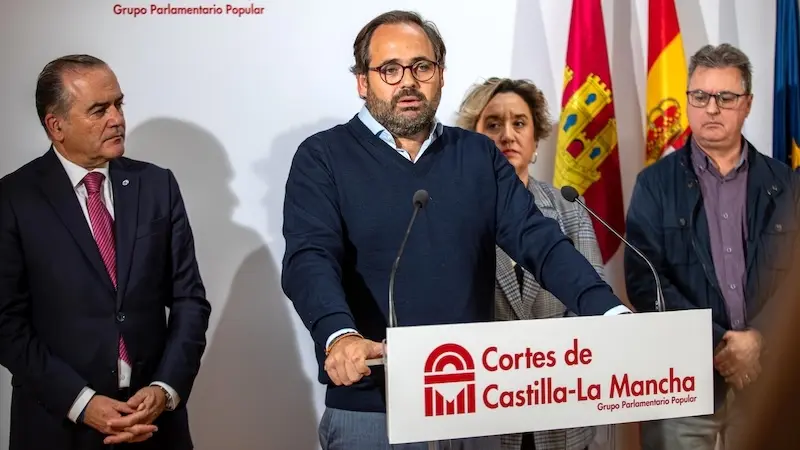 El presidente del PP de Castilla-La Mancha, Paco Núñez, en rueda de prensa tras reunirse con el presidente de la FEMP en la región, José Julián Gregorio