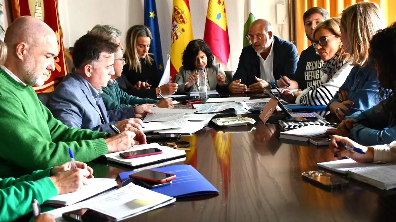 El vicepresidente primero del Gobierno de Castilla-La Mancha, José Luis Martínez Guijarro y el consejero de Fomento, Nacho Hernando, coordinan la primera reunión del Plan Mira 2025-2028 para la recuperación y mejora del municipio, como consecuencia de la dana