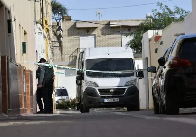 Asesina a cuchilladas a su pareja ante su hija de 3 años y se entrega a la policía, cadáver, asesinato, crimen, tiroteo, reyerta,