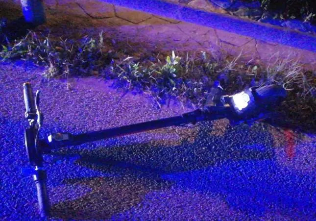 Un motorista choca con un patinete, cae y los atropellan: los dos han fallecido