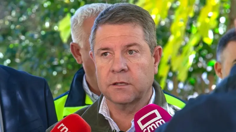 El presidente de Castilla-La Mancha, Emiliano García-Page, ha visitado la localidad guadalajareña de Villel de Mesa, afectada por la última DANA que ocasionó diversos daños materiales en el centro del municipio