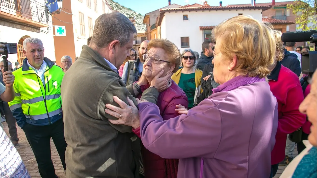 El presidente de Castilla-La Mancha, Emiliano García-Page, ha visitado la localidad guadalajareña de Villel de Mesa, afectada por la última DANA que ocasionó diversos daños materiales en el centro del municipio