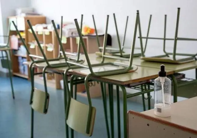Un proyectil de hierro atraviesa la ventana e impacta contra un niño en un colegio, clase