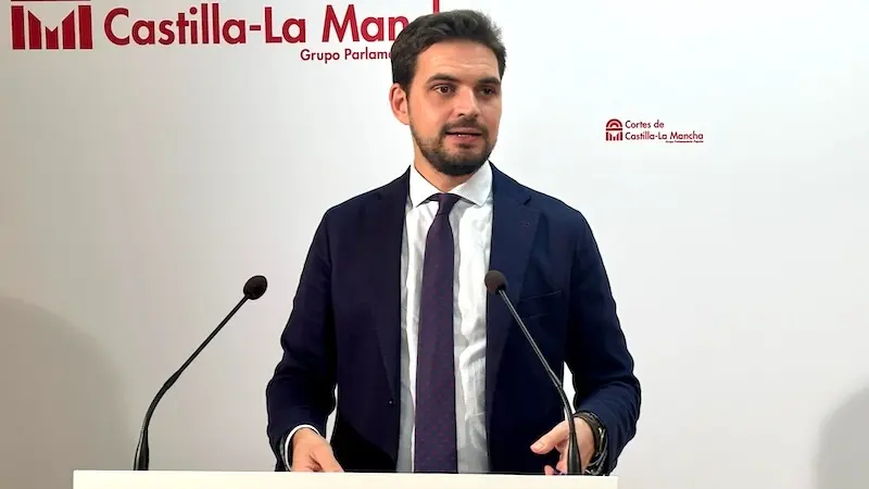 El viceportavoz del PP en las Cortes de Castilla-La Mancha, Santiago Serrano, durante la rueda de prensa que ha ofrecido en el Parlamento regional