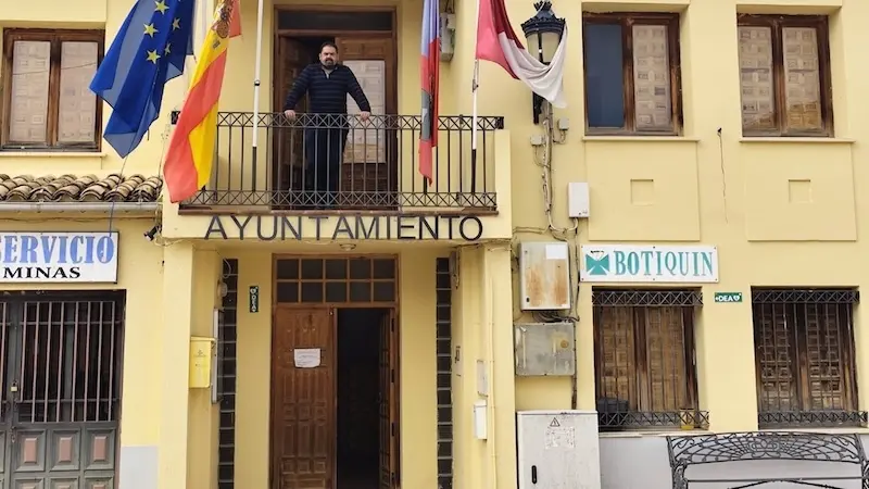 El alcalde de Alcohujate (Cuenca), Javier Herraiz, denuncia que su pueblo lleva una semana sin cobertura móvil