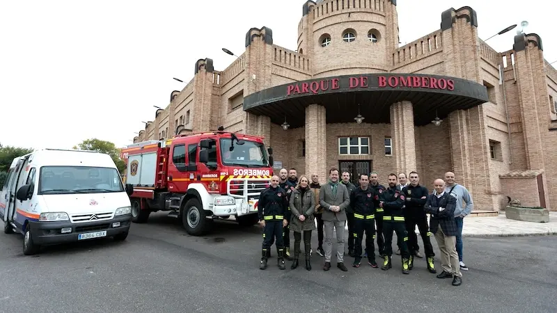 Una primera dotación de bomberos del Ayuntamiento de Toledo sale hacia Paiporta