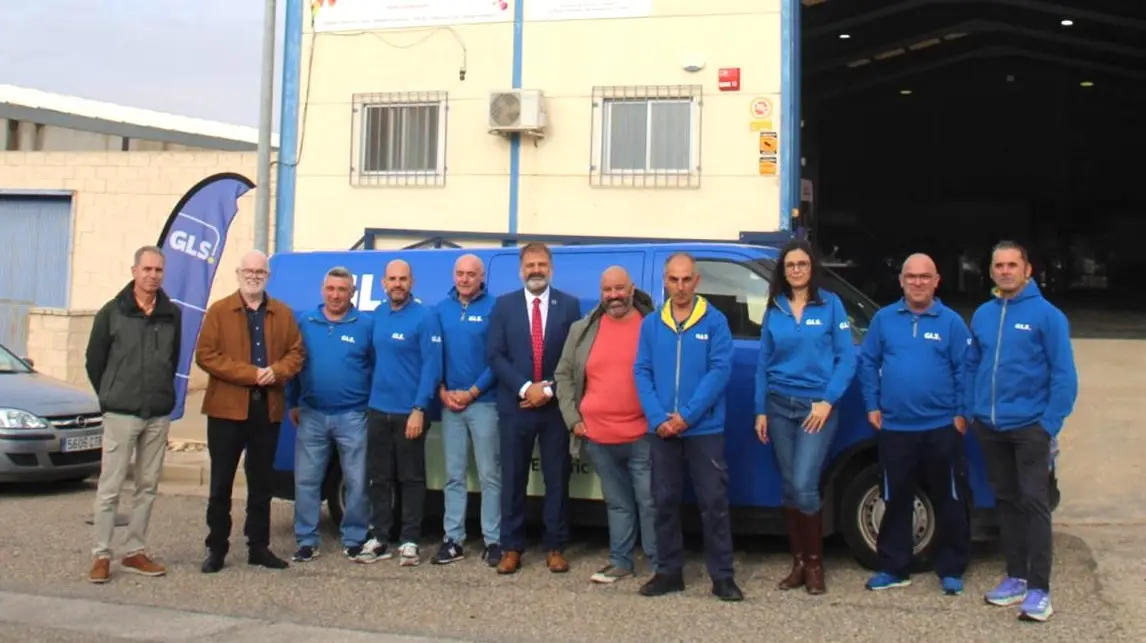 El director general de Transición Energética del Gobierno de Castilla-La Mancha, Alipio García, durante su visita a la empresa de Alcázar de San Juan (Ciudad Real) ‘Paquetería Express Global’
