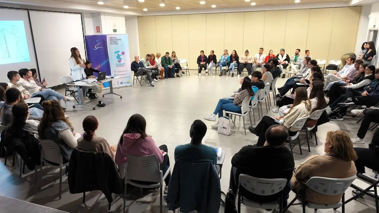El alcalde y varios ediles recogen las demandas de los jóvenes de Ciudad Real