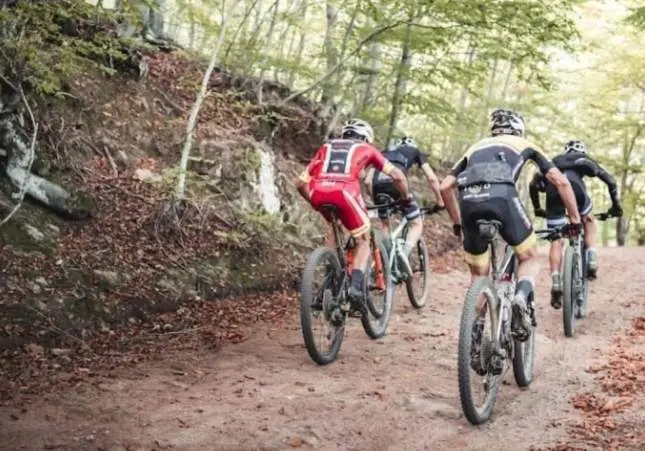 Un ciclista cae fulminado y muere de un ataque al corazón tras iniciarse la prueba